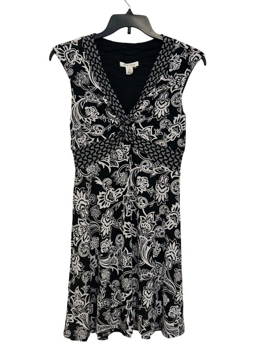 White House Black Market Dresses & Skirts - White House Black Market Black & White Floral Sleeveless Dress With Knot Detail